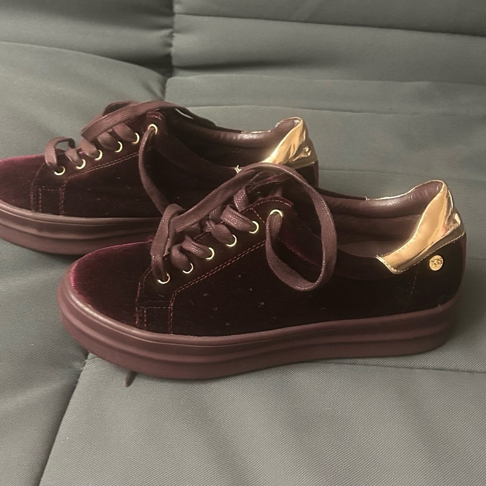 XTI The Perfect Gear Burgundy Velvety Sneakers with Gold Trim. Size 36EU.